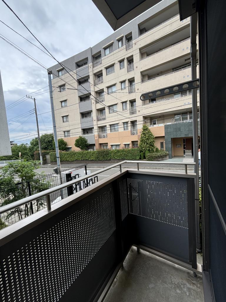 バルコニー　突然のゲリラ豪雨や台風時でも安心！シャッター完備★