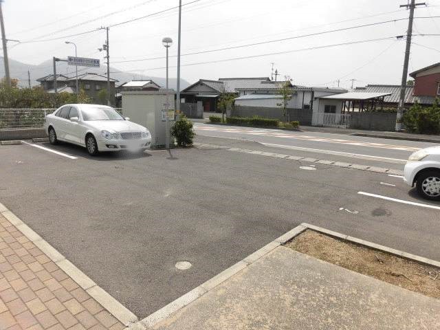 【高松市鬼無町藤井のアパートの駐車場】