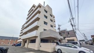 松山市生石町のマンションの建物外観