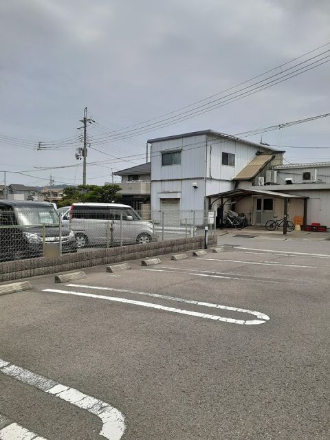 【和歌山市松江中のアパートの駐車場】