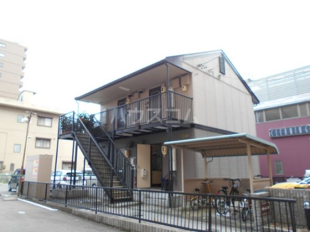 春日井市松新町のアパートの建物外観