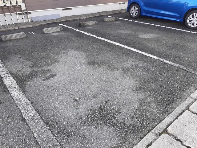 【姫路市飾磨区城南町のアパートの駐車場】