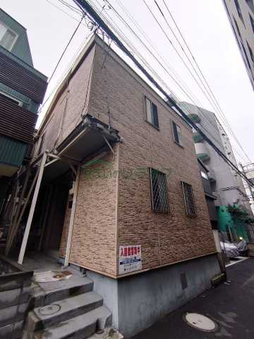 【新宿区四谷坂町のアパートの建物外観】