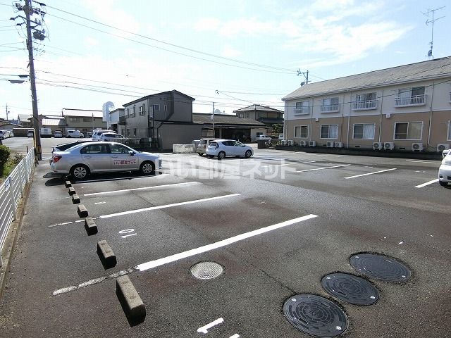 【津市白塚町のアパートの駐車場】