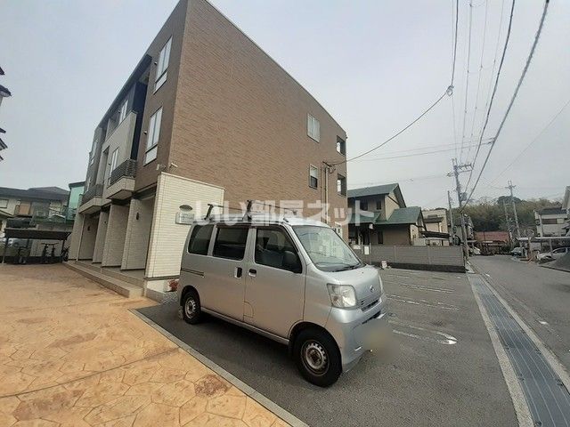 【富田林市廿山のアパートの駐車場】