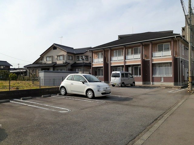 【富山市窪本町のアパートの駐車場】