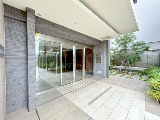 エントランス　オシャレなエントランスは安心のオートロック付きです。