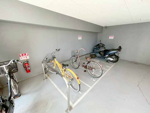 駐車場　敷地内には入居者専用の駐輪スペースもあります。