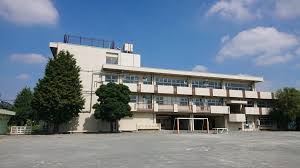 小学校　稲城市立稲城第七小学校（小学校）まで437m