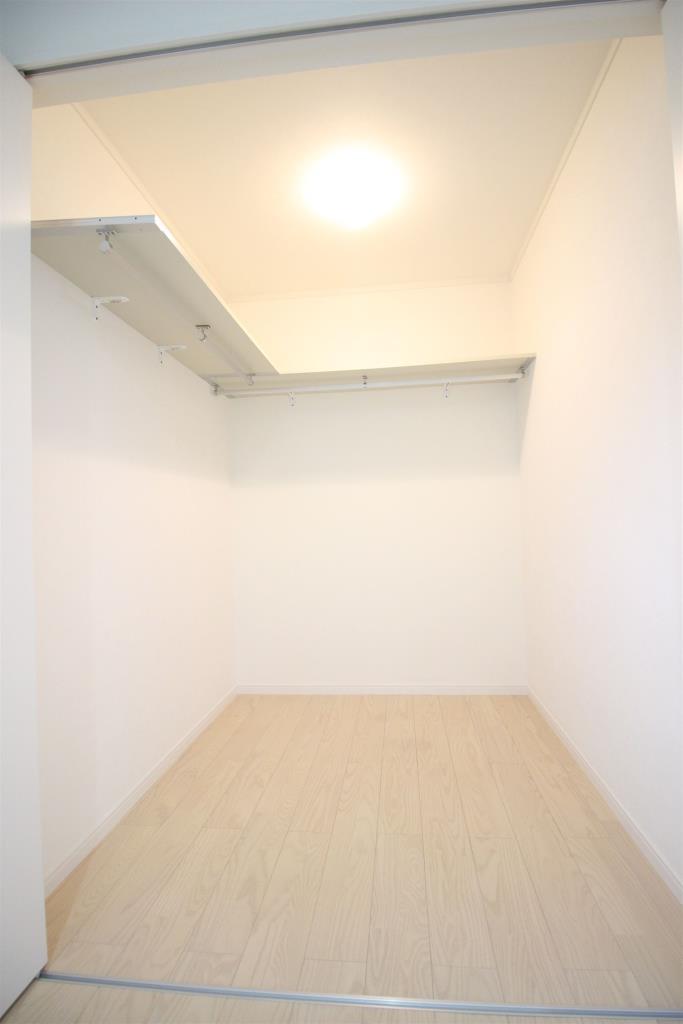 収納　嬉しい２帖のウォークイン収納！