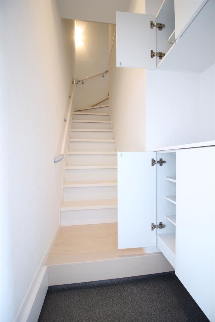 玄関　室内階段で2階へ★