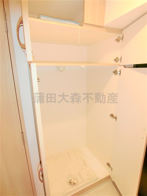 その他設備　上部棚収納の洗濯機置場