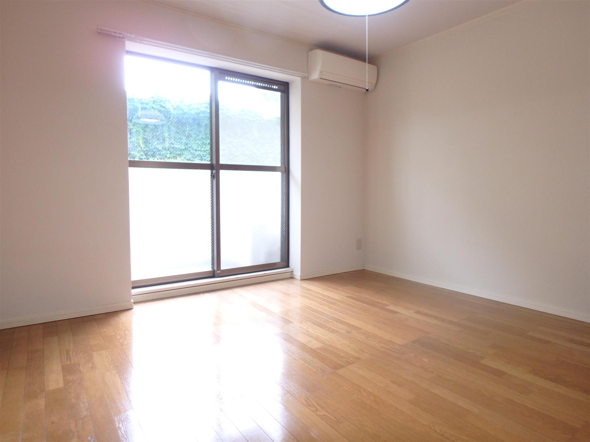 居室・リビング　バルコニーからの光が入る明るいお部屋です☆