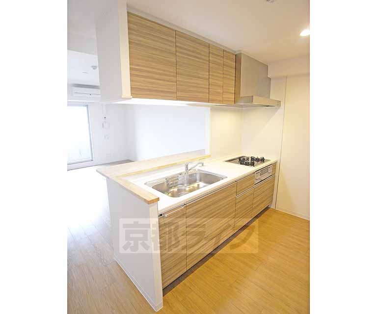 キッチン　木目調で落ち着いた雰囲気です
