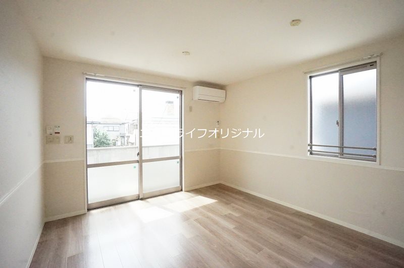 居室・リビング　バルコニーに面したLDK。対面キッチン