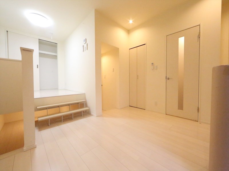 居室・リビング　LＤＫ9.6帖　洋室4帖　アンダーロフト付　エアコン2台付