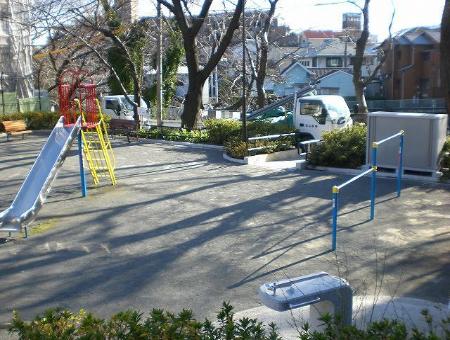 公園　霞ケ丘公園（公園）まで560m