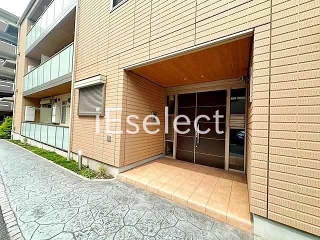 エントランス　オートロック付きのエントランス。