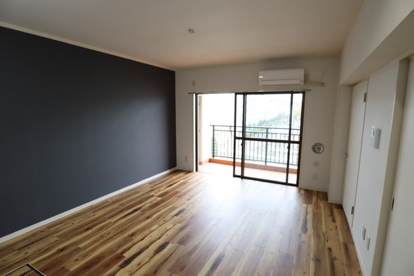 居室・リビング　明るいリビングダイニング