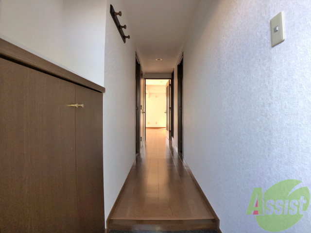 玄関　玄関からの目線です。光が差し込む素敵なお部屋ですよ。