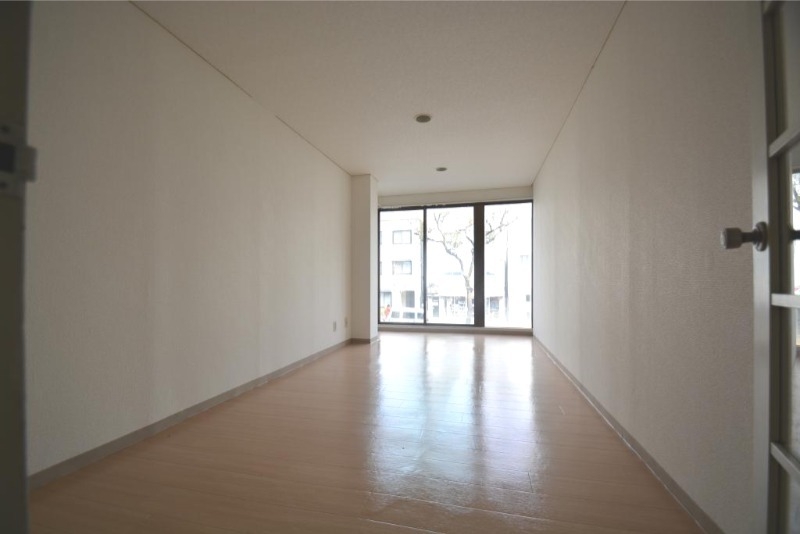 居室・リビング　大きな窓で明るいお部屋です
