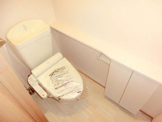 トイレ　温水洗浄便座付きのトイレです♪
