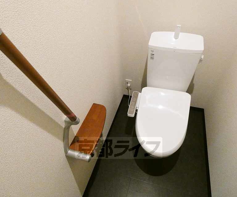 トイレ　ウォシュレット付きの清潔感のあるトイレ