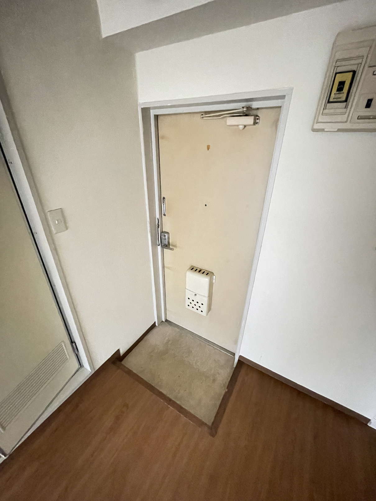 玄関　※同物件別号室の参考写真です。