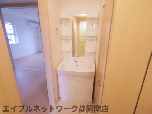 洗面設備　明るい洗面所です