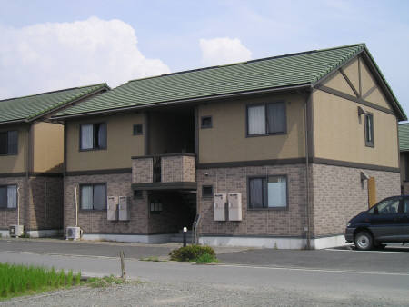 韮崎市龍岡町若尾新田のアパートの建物外観