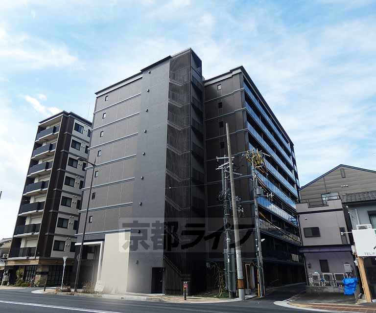 京都市南区東九条西岩本町のマンションの建物外観