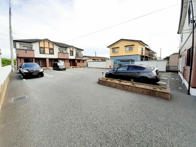 【亘理郡亘理町字下茨田のアパートの駐車場】