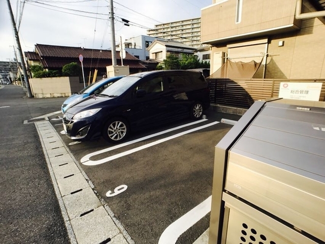 【グレイス若草の駐車場】