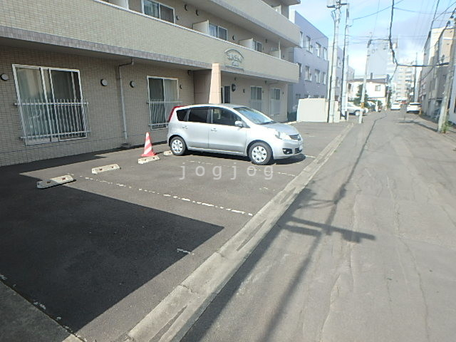 【シルヴェール弐番館の駐車場】