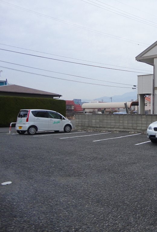 【松本市井川城のアパートの駐車場】