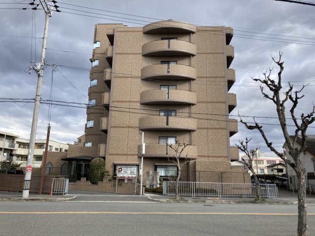 高槻市西真上のマンションの建物外観