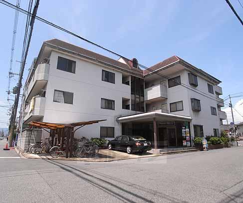 京都市南区上鳥羽苗代町のマンションの建物外観