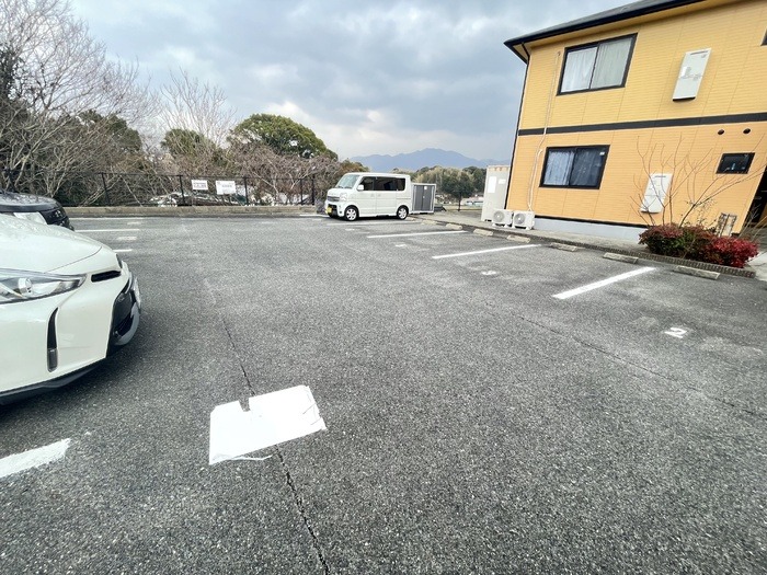 【北九州市八幡西区岩崎のアパートの駐車場】