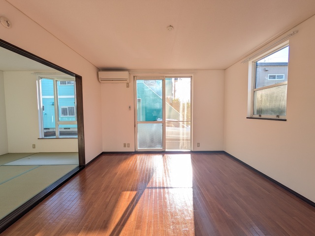 居室・リビング　日当たりの良い南西向きのリビング８．１帖☆