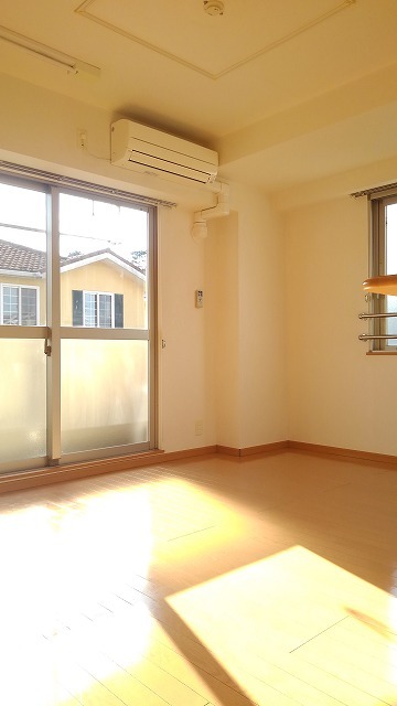 居室・リビング　こちらの居間で趣味の時間をお楽しみください