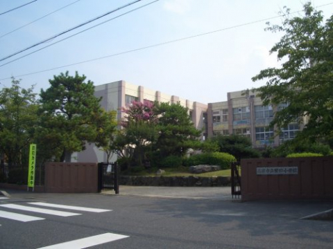 小学校　大津市立堅田小学校（小学校）まで477m