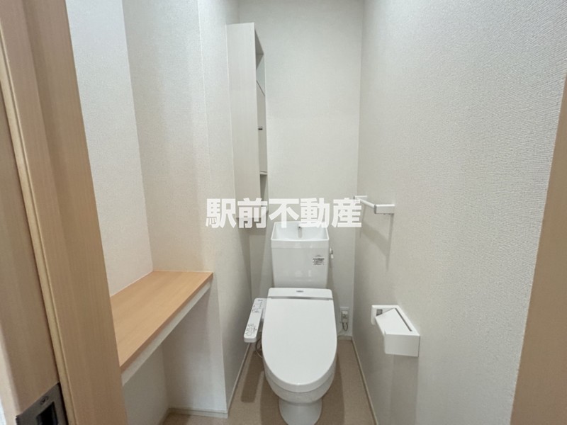 トイレ　ちょっとした棚もついています！