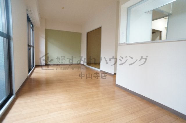 居室・リビング　参考、同建物・反転間取りの号室