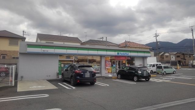コンビニ　ファミリーマート葛城八川店様（コンビニ）まで300m