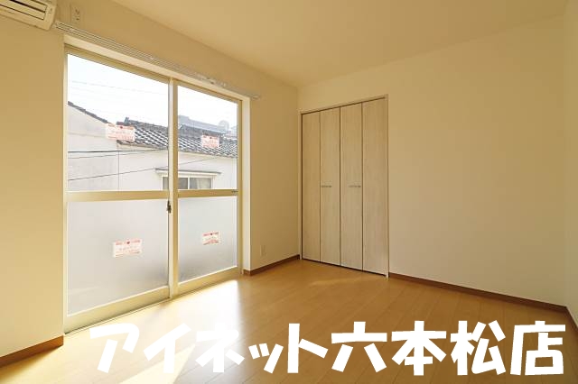 居室・リビング　家具の配置に困らないリビングですね