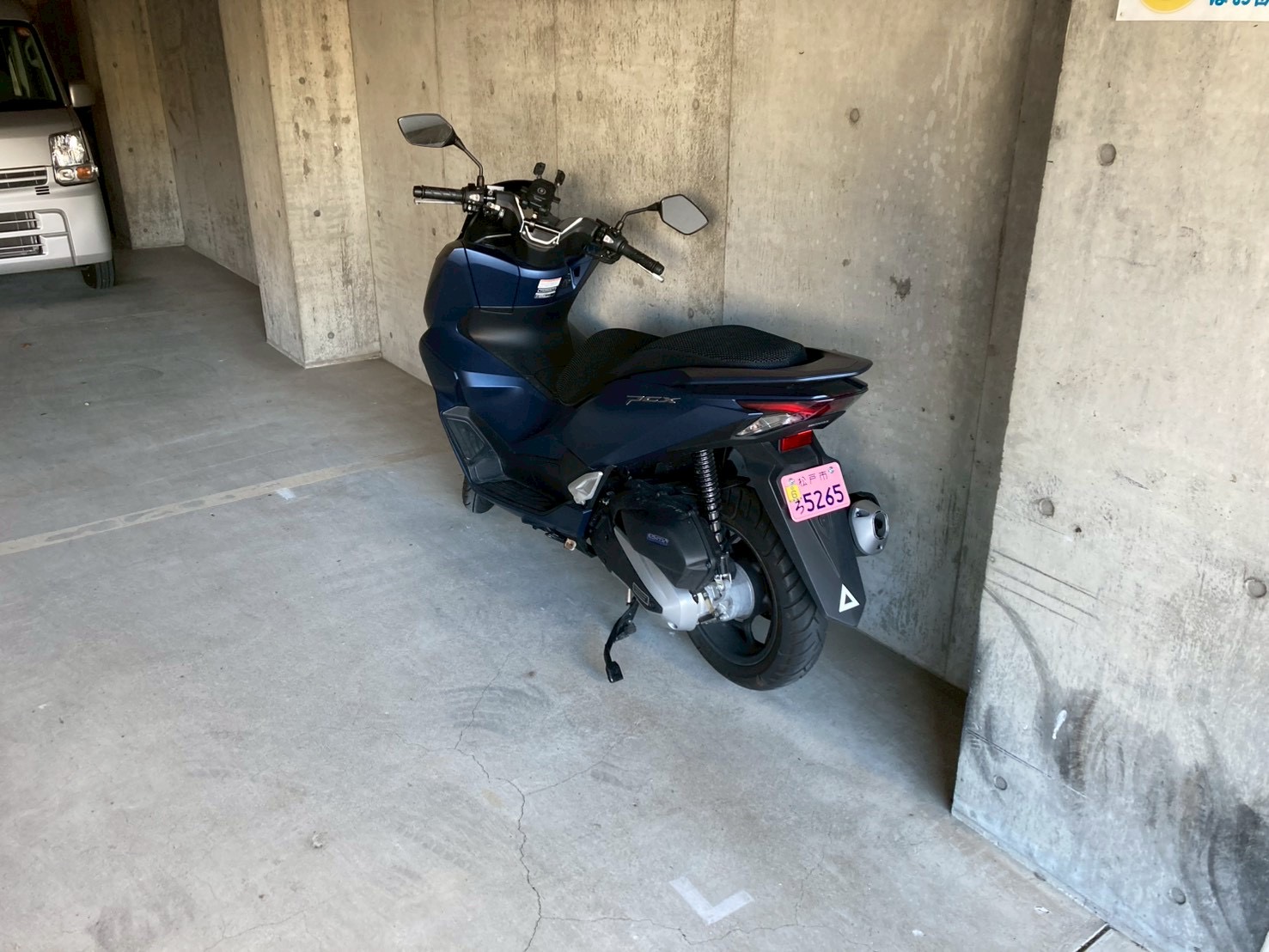 駐車場　屋根があるので大事なバイクが濡れる心配なし！
