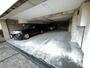 駐車場　間口の広い出入り口で出し入れしやすいです。