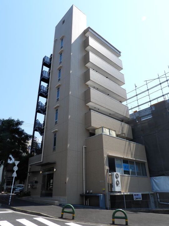 建物外観　公文の看板の下が駐車場です。