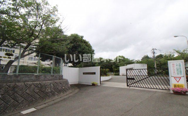 中学校　福岡市立片江中学校（中学校）まで1083m