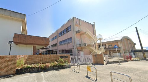 小学校　和歌山市立岡崎小学校（小学校）まで1037m